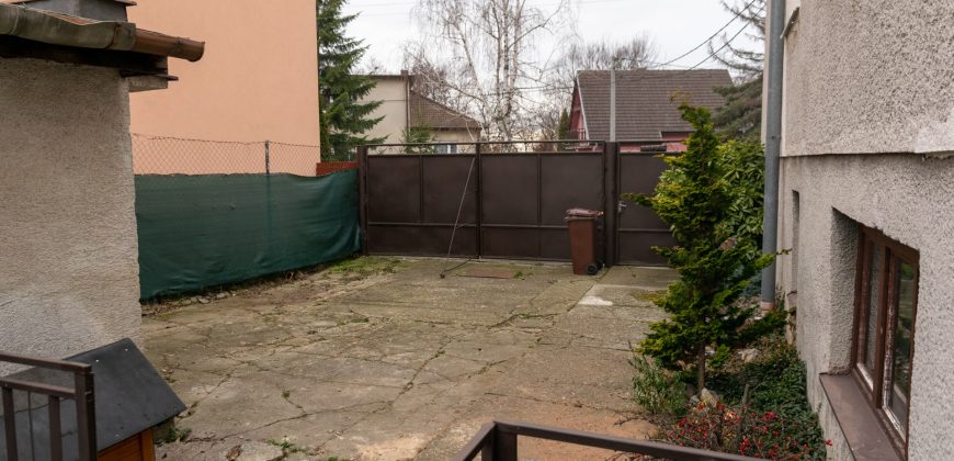 Nová cena ! 8 izieb, 2 kuchyne, pivnica, garáž u nás na Záhorí.