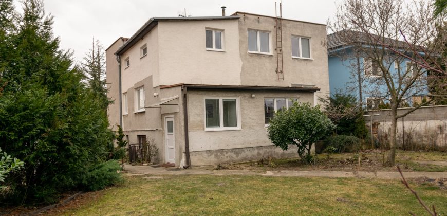 Nová cena ! 8 izieb, 2 kuchyne, pivnica, garáž u nás na Záhorí.