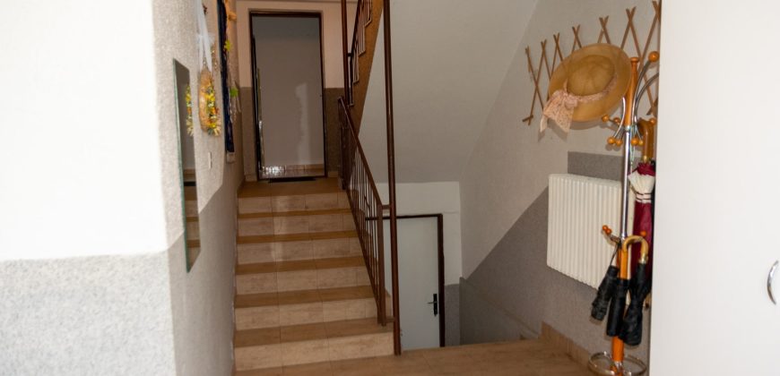 Nová cena ! 8 izieb, 2 kuchyne, pivnica, garáž u nás na Záhorí.